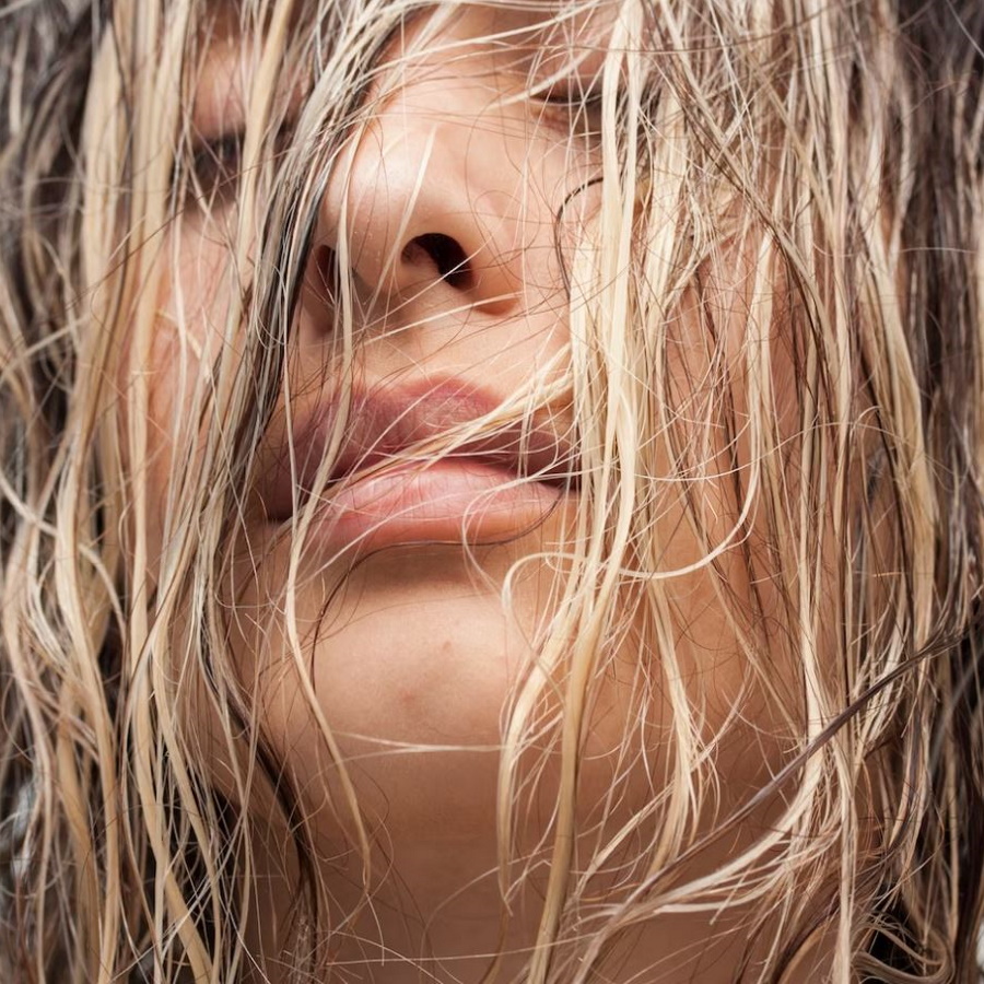 Эффект мокрых волос: варианты укладки на разную длину