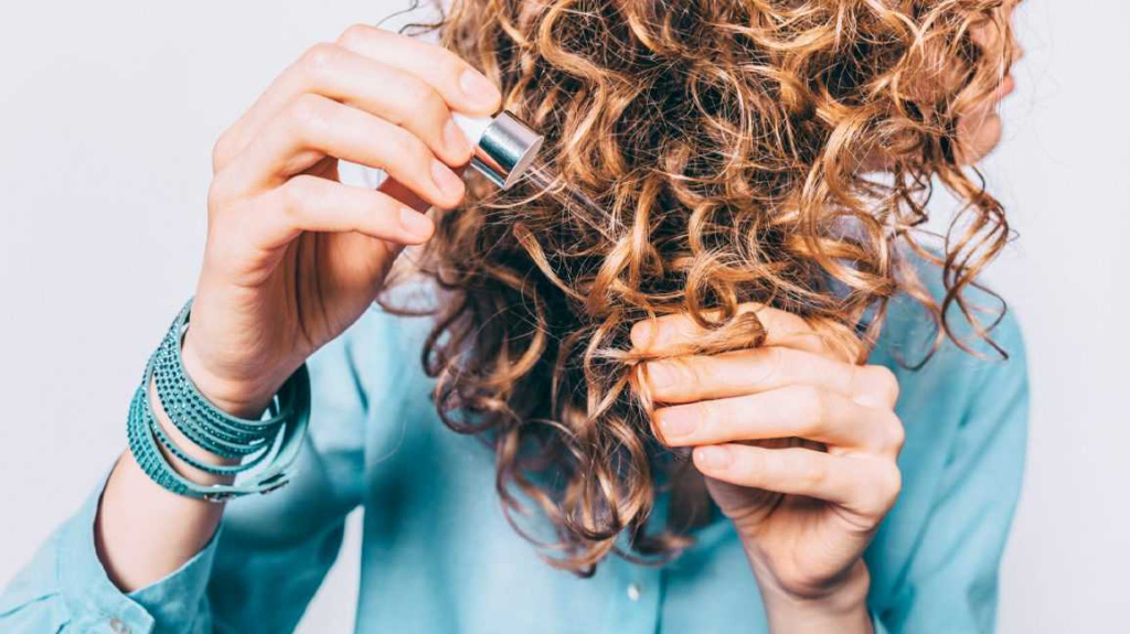 Как выпрямить волосы без утюжка: 5 способов и лайфхаков